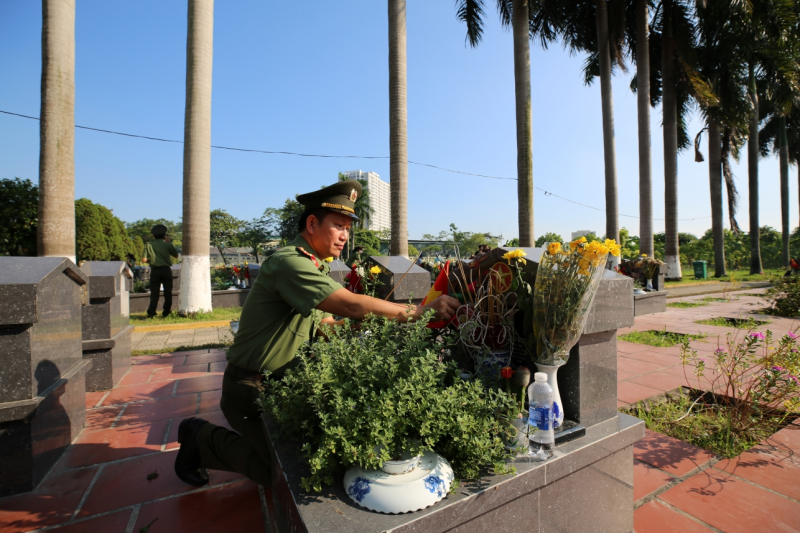 Đoàn đại biểu Cục Truyền thông CAND dâng hương, tri ân các Anh hùng liệt sĩ -1