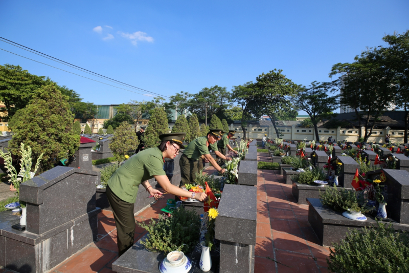 Đoàn đại biểu Cục Truyền thông CAND dâng hương, tri ân các Anh hùng liệt sĩ -1