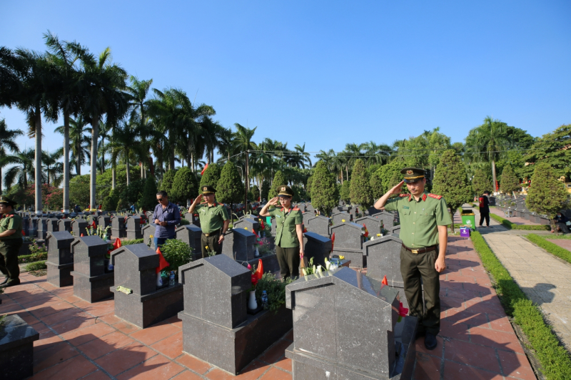 Đoàn đại biểu Cục Truyền thông CAND dâng hương, tri ân các Anh hùng liệt sĩ -1