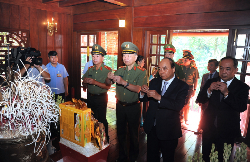 Đoàn đại biểu Đảng ủy Công an Trung ương dâng hương tưởng niệm Chủ tịch Hồ Chí Minh -0