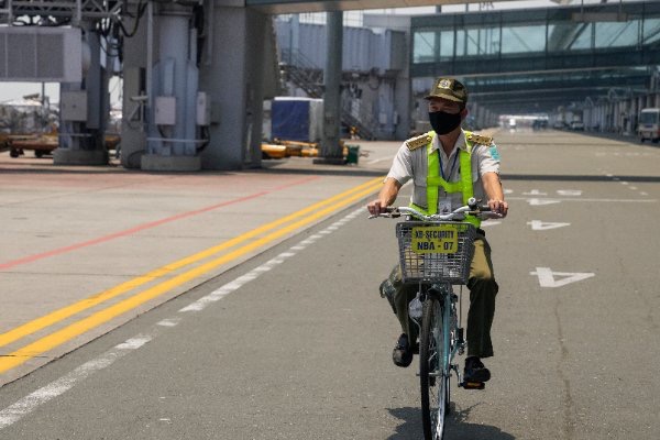 Cần mẫn trên đường băng  dưới thời tiết 60 độ để đảm bảo an toàn cho các chuyến bay  -0