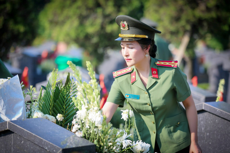 Đoàn đại biểu Cục Truyền thông CAND dâng hương, tri ân các Anh hùng liệt sĩ -1