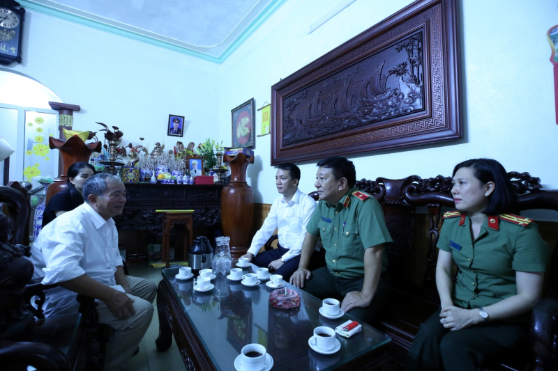 Lãnh đạo Cục Truyền thông CAND thăm hỏi, động viên gia đình các liệt sĩ hy sinh tại Đồng Tâm -0