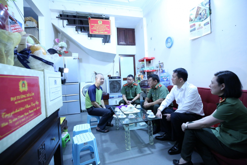 Lãnh đạo Cục Truyền thông CAND thăm hỏi, động viên gia đình các liệt sĩ hy sinh tại Đồng Tâm -0