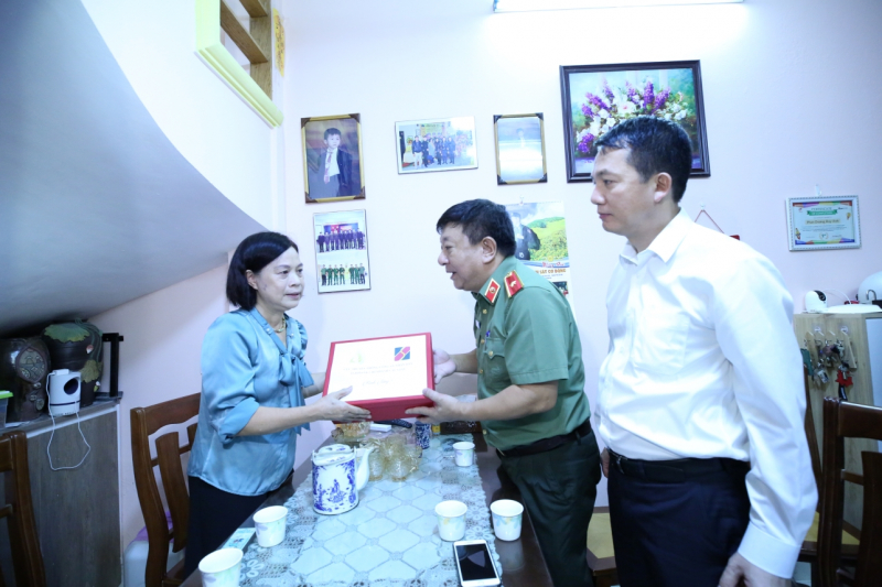 Lãnh đạo Cục Truyền thông CAND thăm hỏi, động viên gia đình các liệt sĩ hy sinh tại Đồng Tâm -0