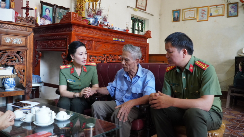 Lãnh đạo Cục Truyền thông CAND thăm hỏi gia đình liệt sĩ  -0