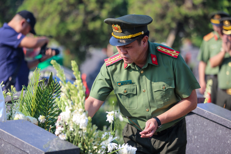 Đoàn đại biểu Cục Truyền thông CAND dâng hương, tri ân các Anh hùng - Liệt sĩ -0