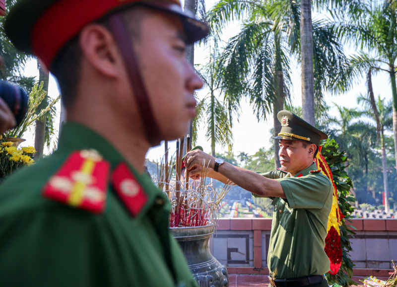 Đoàn đại biểu Cục Truyền thông CAND dâng hương, tri ân các Anh hùng - Liệt sĩ -1