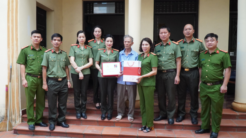 Lãnh đạo Cục Truyền thông CAND thăm hỏi gia đình liệt sĩ  -0