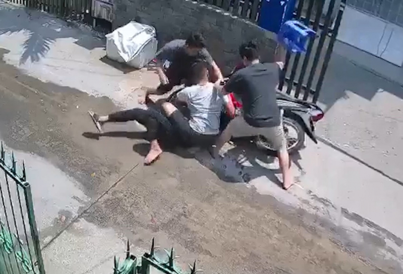 Nhân viên giày dép khống chế tên trộm xe máy trong 30 giây -0