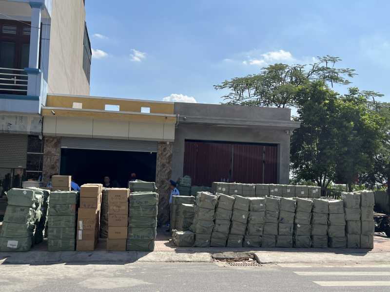 Phát hiện kho chứa hơn 20 tấn nước hoa, mỹ phẩm nghi giả nhãn hiệu nổi tiếng -0