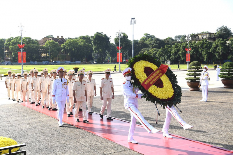 Đảng ủy Công an Trung ương, Bộ Công an tưởng niệm các anh hùng liệt sĩ và viếng Lăng Bác -0