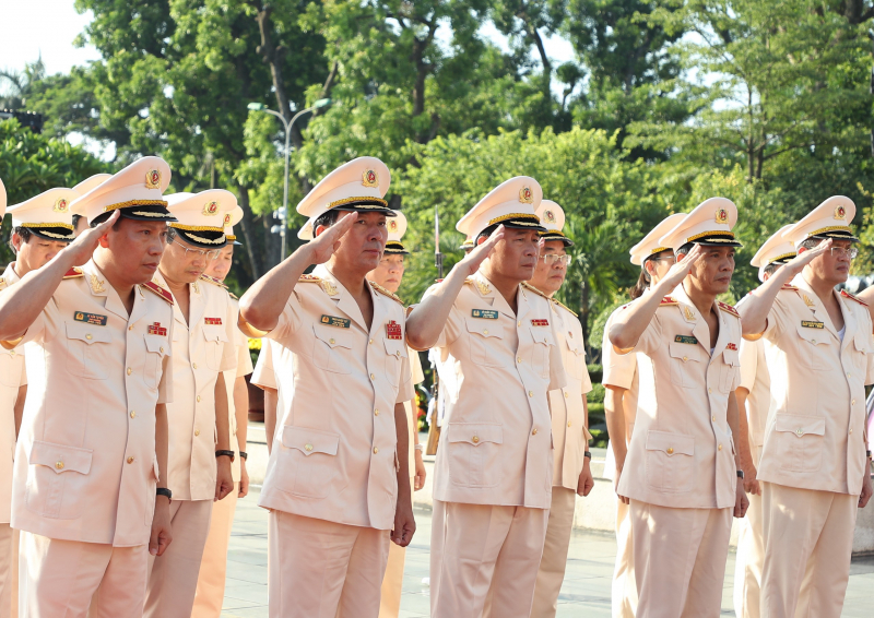 Đảng ủy Công an Trung ương, Bộ Công an tưởng niệm các anh hùng liệt sĩ và viếng Lăng Bác -0