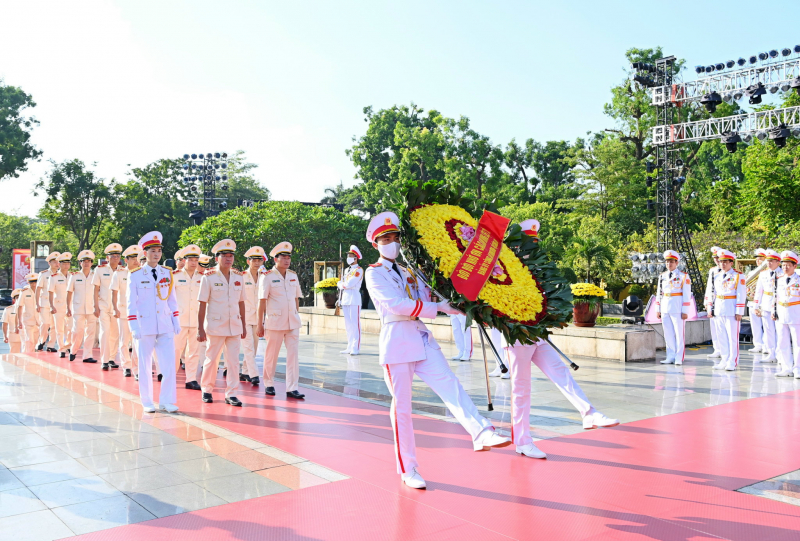 Đảng ủy Công an Trung ương, Bộ Công an tưởng niệm các anh hùng liệt sĩ và viếng Lăng Bác -1