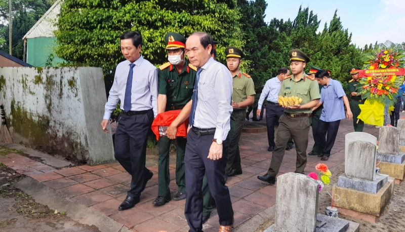 Trang trọng Lễ truy điệu, an táng 5 hài cốt liệt sĩ ở Quảng Trị -0