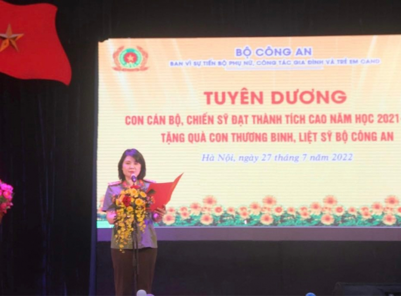Tuyên dương con cán bộ chiến sĩ CAND đạt thành tích cao và tặng quà con thương binh, liệt sĩ  -0
