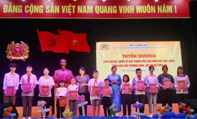 Tuyên dương con cán bộ chiến sĩ CAND đạt thành tích cao và tặng quà con thương binh, liệt sĩ  -0