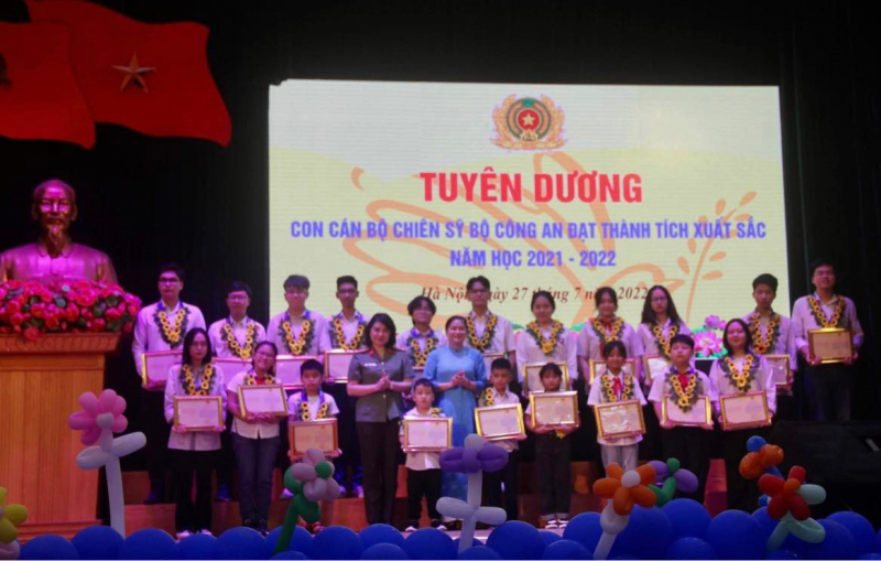 Tuyên dương con cán bộ chiến sĩ CAND đạt thành tích cao và tặng quà con thương binh, liệt sĩ  -0