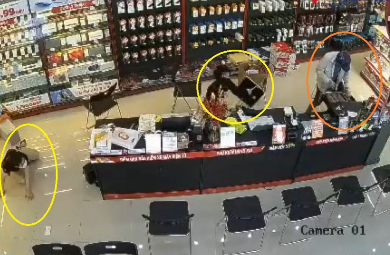 Đối tượng cầm dao vơ tiền trong hộc tủ bỏ chạy khi nhân viên cửa hàng phản ứng -0