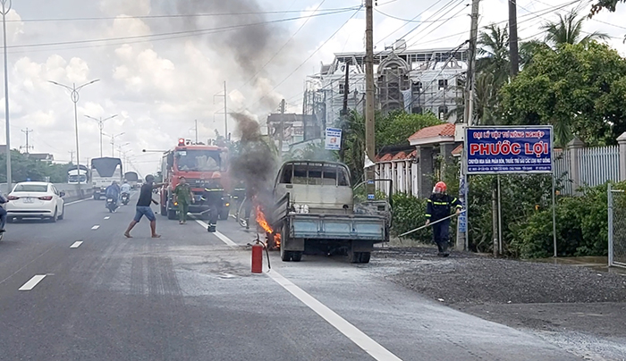 Xe tải chở khí đá bốc cháy ngùn ngụt trên quốc lộ 1A -1