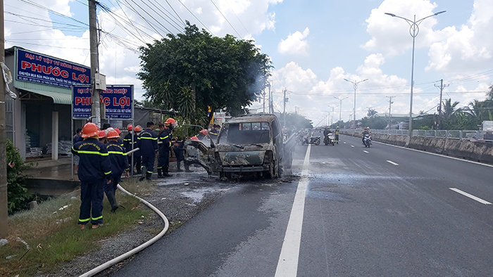 Xe tải chở khí đá bốc cháy ngùn ngụt trên quốc lộ 1A -2