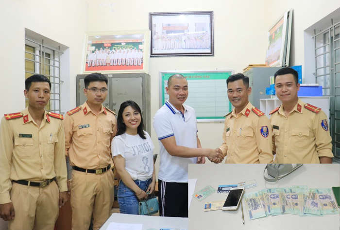 Công an thị xã Kỳ Anh trao trả tài sản người dân đánh rơi -0