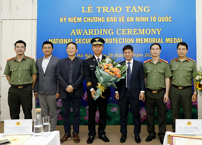 Bộ Công an trao Kỷ niệm chương “Bảo vệ an ninh Tổ quốc” tặng 2 cá nhân -0