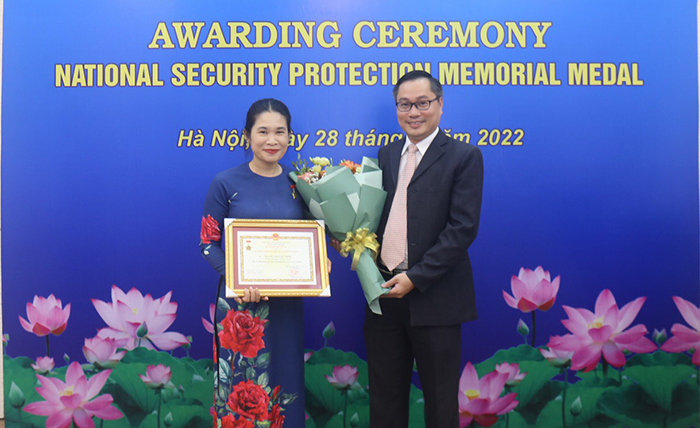 Bộ Công an trao Kỷ niệm chương “Bảo vệ an ninh Tổ quốc” tặng 2 cá nhân -0