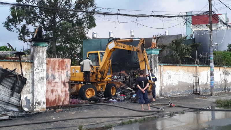 Cháy, đổ sập xưởng vải rộng hàng trăm mét vuông trong khu dân cư -0