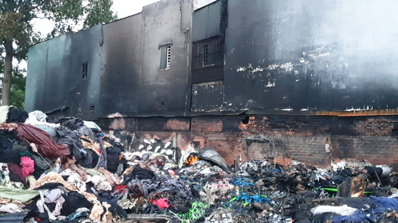 Cháy, đổ sập xưởng vải rộng hàng trăm mét vuông trong khu dân cư -1