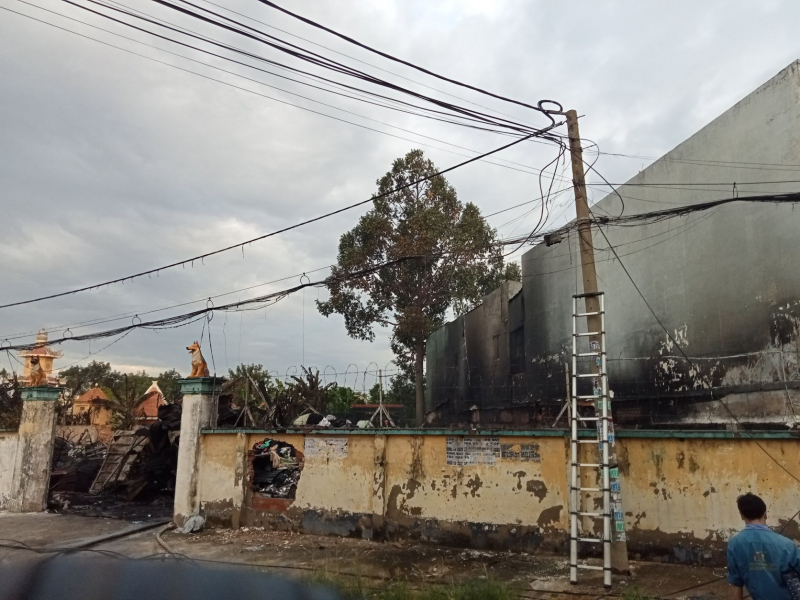 Cháy, đổ sập xưởng vải rộng hàng trăm mét vuông trong khu dân cư -2