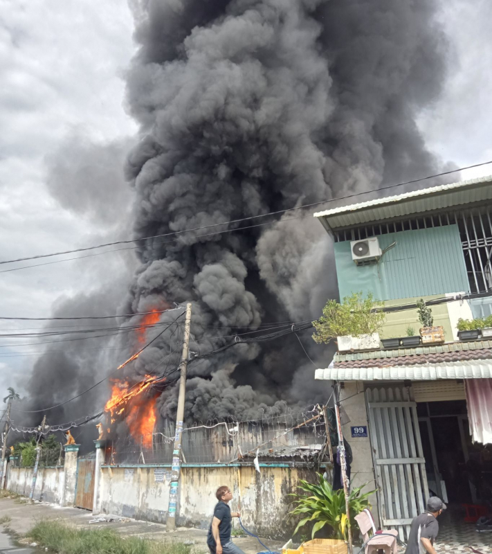 Cháy, đổ sập xưởng vải rộng hàng trăm mét vuông trong khu dân cư -0