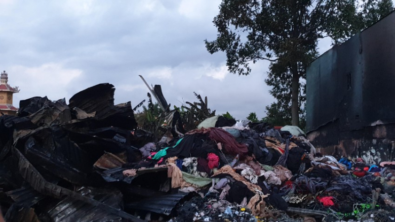 Cháy, đổ sập xưởng vải rộng hàng trăm mét vuông trong khu dân cư -0