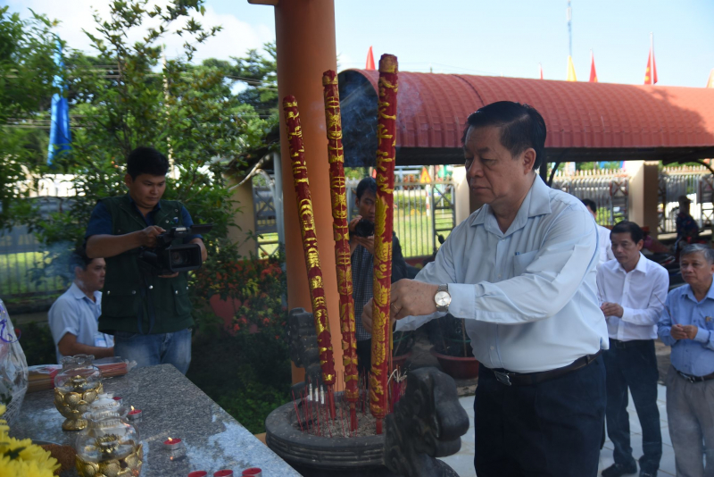 Trưởng Ban Tuyên giáo Trung ương tặng quà gia đình chính sách ở khu cứ địa cách mạng    -0