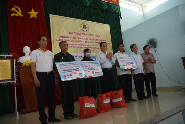 Trưởng Ban Tuyên giáo Trung ương thăm tặng quà gia đình chính sách -0