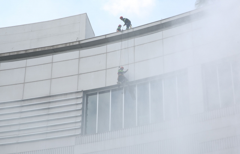 Mãn nhãn trước hình ảnh cán bộ chiến sĩ chữa cháy phô diễn kỹ năng tác chiến -1