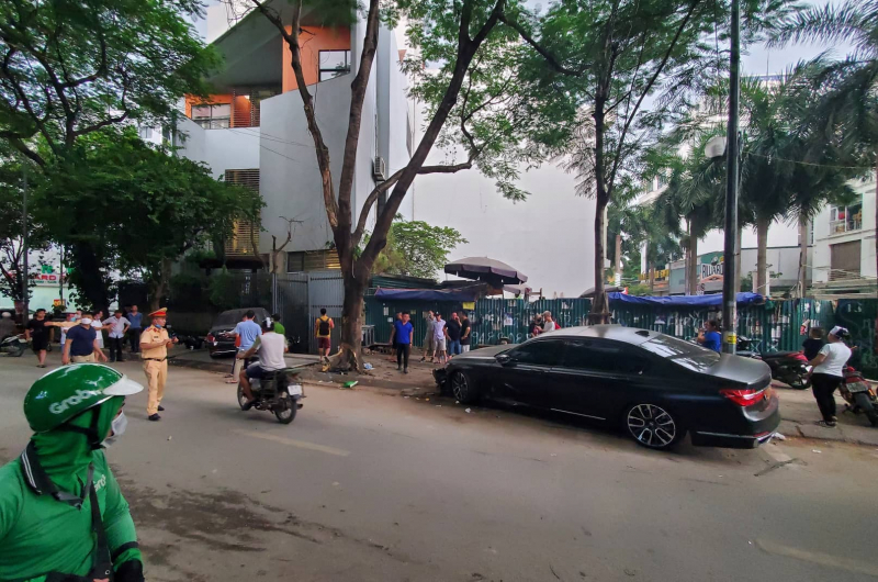 Mercedes S450 mất lái đâm BMW và loạt xe máy trên phố Hà Nội -0