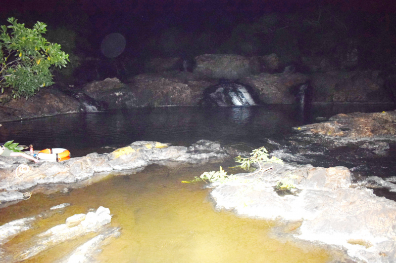  Trượt chân rơi xuống suối hai nam sinh viên chết đuối -0