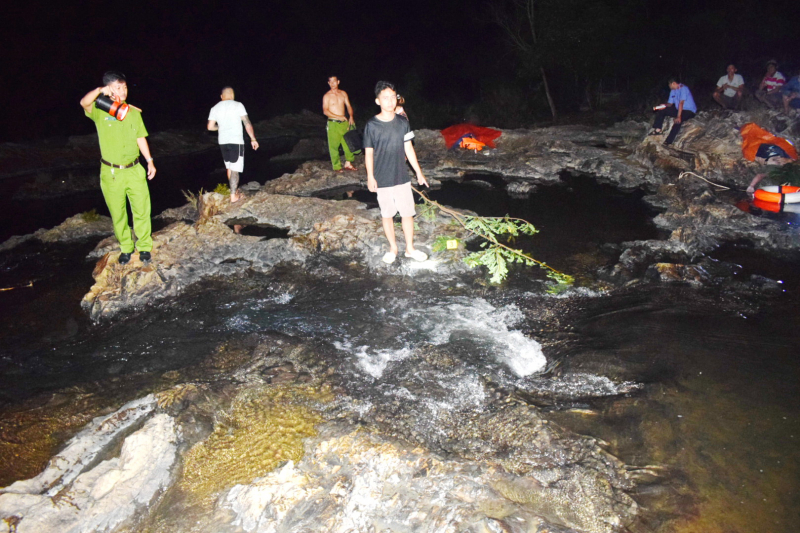  Trượt chân rơi xuống suối hai nam sinh viên chết đuối -0