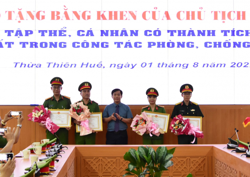 Khen thưởng đột xuất các tập thể, cá nhân trong vụ bắt giữ đối tượng dùng súng AK cướp tiệm vàng -0
