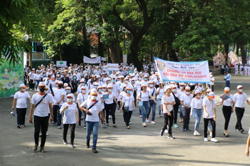 Over 5,000 people join charity walk for AO victims in HCM City -0