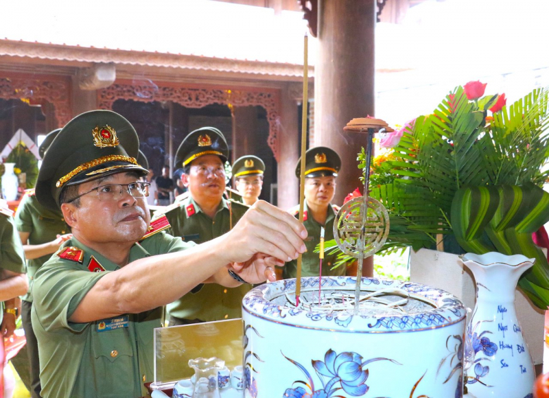 Ủy ban Kiểm tra Đảng ủy Công an Trung ương về nguồn tại Nghệ An và Hà Tĩnh -0