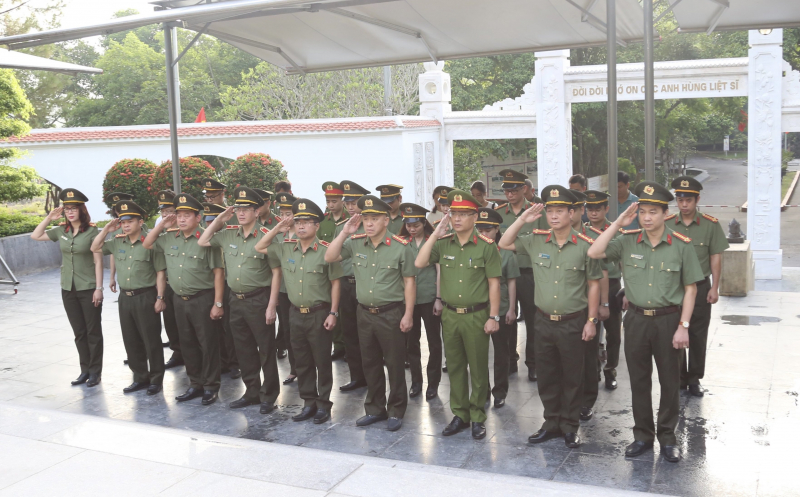 Ủy ban Kiểm tra Đảng ủy Công an Trung ương về nguồn tại Nghệ An và Hà Tĩnh -0