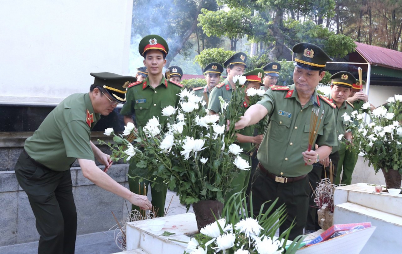 Ủy ban Kiểm tra Đảng ủy Công an Trung ương về nguồn tại Nghệ An và Hà Tĩnh -1