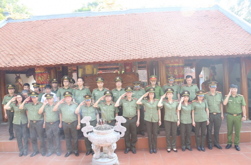 Ủy ban Kiểm tra Đảng ủy Công an Trung ương về nguồn tại Nghệ An và Hà Tĩnh -0