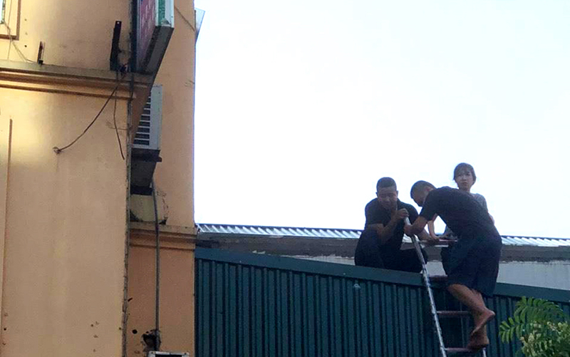 Hà Nội: 2 người mắc kẹt trong đám cháy được cứu thoát -0