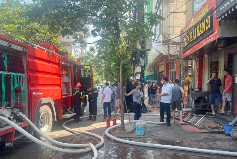 Hà Nội: 2 người mắc kẹt trong đám cháy được cứu thoát -0