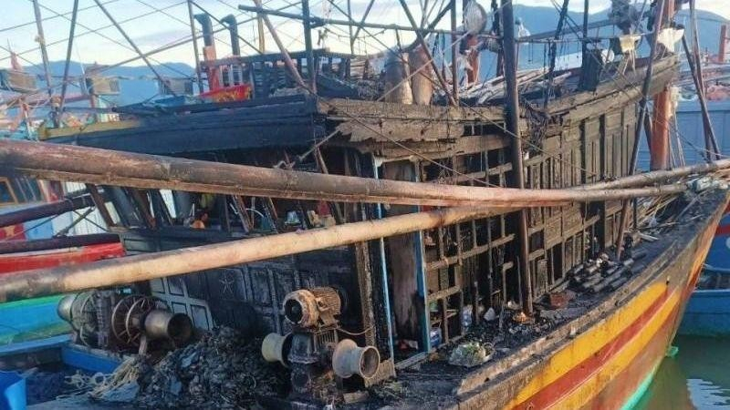 Bốn tàu cá bốc cháy dữ dội thiệt hại nhiều tỷ đồng  -0