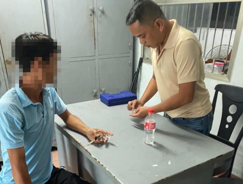 Người trong cuộc kể lại giây phút đối tượng liên tiếp nổ súng AK cướp tiệm vàng -0