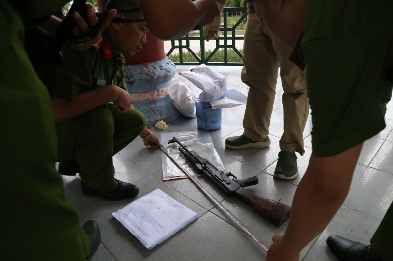 Người trong cuộc kể lại giây phút đối tượng liên tiếp nổ súng AK cướp tiệm vàng -0